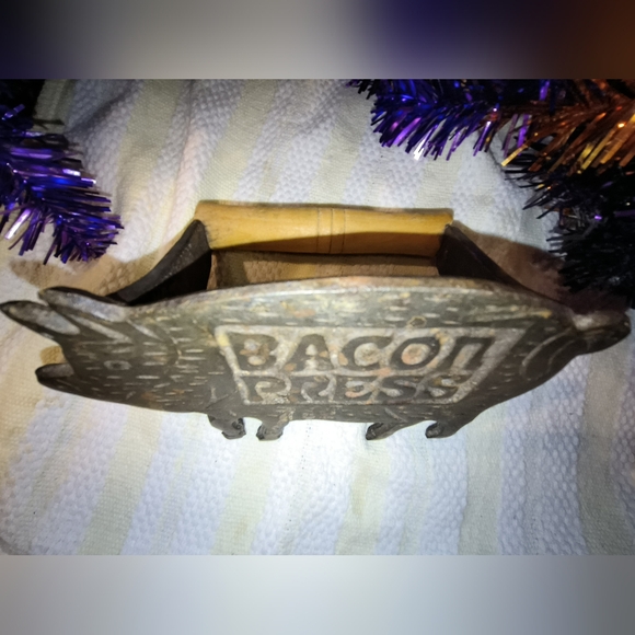 Cast Iron Pig Wooden Handle Bacon Press - Picture 3 of 6